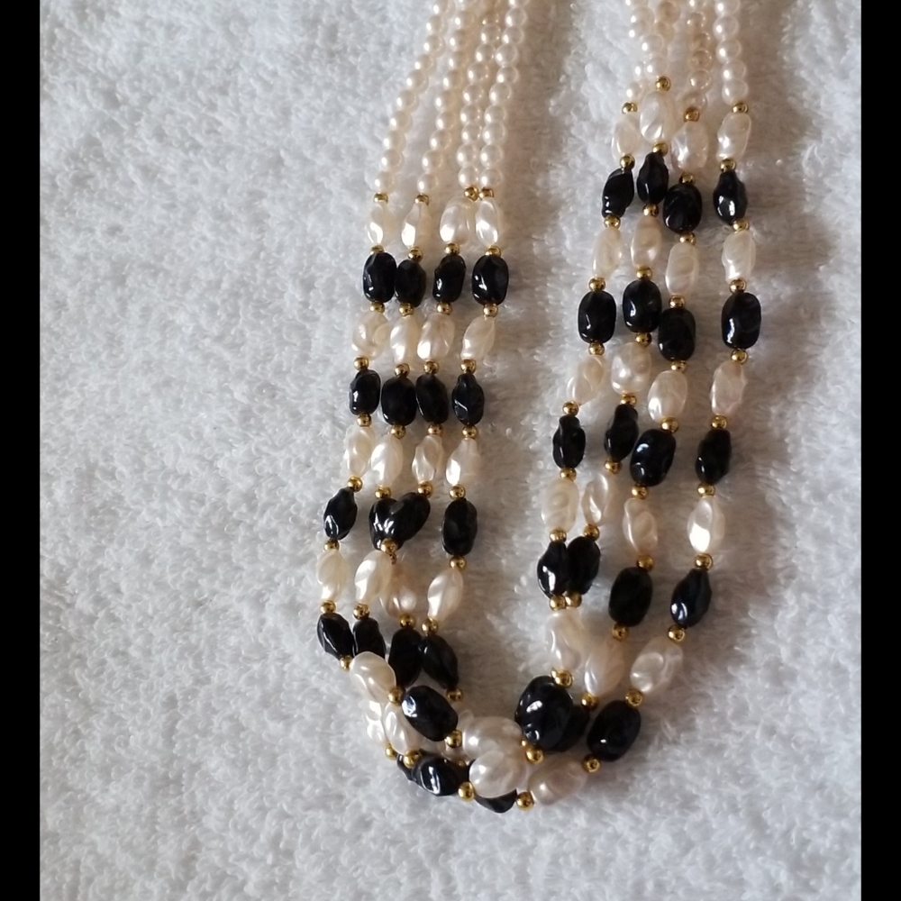 Black/White Pearl Necklace